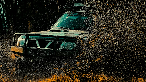 Best off-road car – Off-roader spraying mud