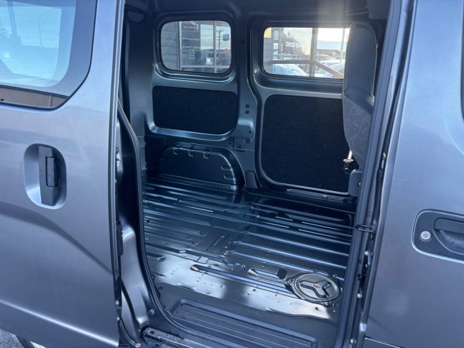 2021 Nissan Nv200 LOW KM, LIKE NEW!! image 256867