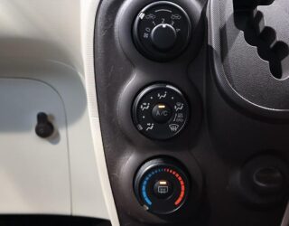 2012 Toyota Spade Power Sliding Door image 319936