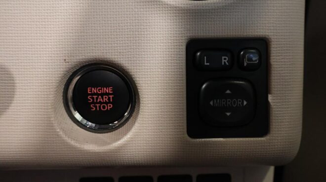 2012 Toyota Spade Power Sliding Door image 319935