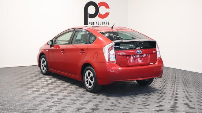 2014 Toyota Prius Climate control – Steering wheel controls image 321744